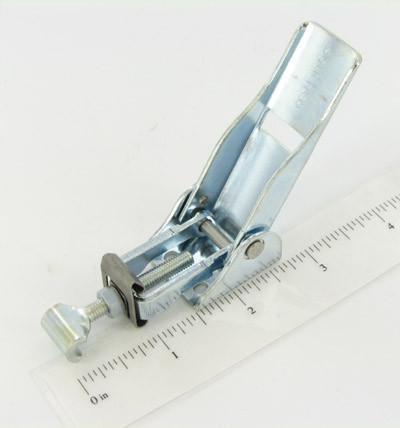 Under center draw latch